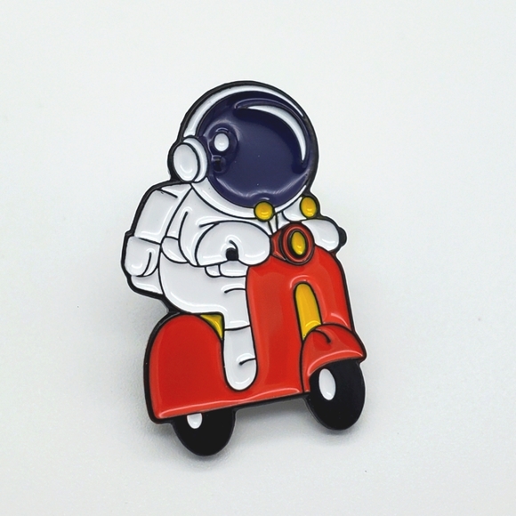 Astronaut on a bike pin - Picture 1 of 3
